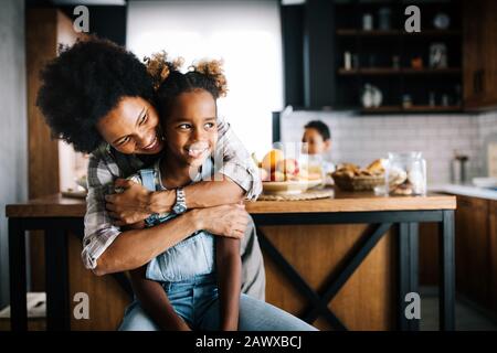 La mère et l'enfant s'amusant de la préparation des aliments dans la cuisine Banque D'Images