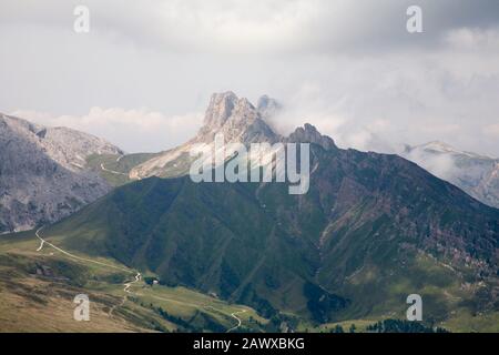 Cloud streaming au-dessus des falaises du groupe Rosengarten vue sur les pentes du Plattkofel Val Gardena Dolomites Tyrol du Sud Italie Banque D'Images