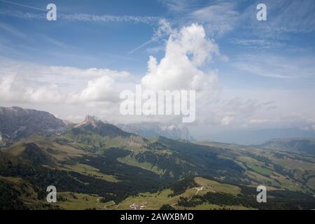 Cloud streaming au-dessus des falaises du groupe Rosengarten vue sur les pentes du Plattkofel Val Gardena Dolomites Tyrol du Sud Italie Banque D'Images