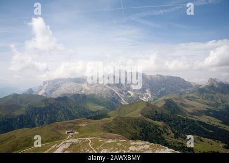 Cloud streaming au-dessus des falaises du groupe Rosengarten vue sur les pentes du Plattkofel Val Gardena Dolomites Tyrol du Sud Italie Banque D'Images