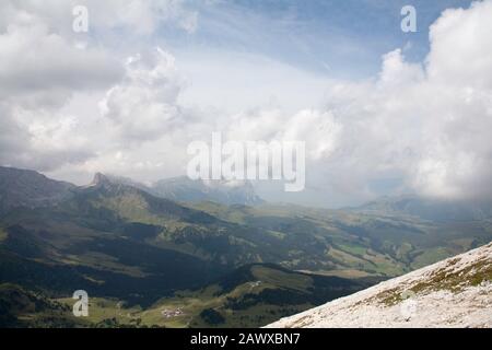 Cloud streaming au-dessus des falaises du groupe Rosengarten vue sur les pentes du Plattkofel Val Gardena Dolomites Tyrol du Sud Italie Banque D'Images