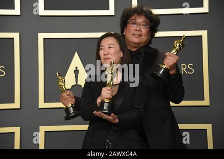 Los Angeles, États-Unis. 9 février 2020. Les producteurs Kwak Sin Ae et Bong Joon Ho, lauréat du prix Best Picture Award pour ÒParasite,Ó se posant dans la salle de presse lors du 92ème prix annuel de l'Académie qui s'est tenu au Dolby Theatre à Hollywood, en Californie, le 9 février 2020. (Photo de Athanlee B. Mirador/Sipa États-Unis) Banque D'Images