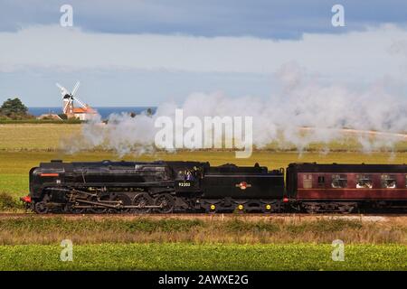 Moteur à vapeur Prince noir en passant par le moulin à vent de Weybourne, chemin de fer du nord Norfolk Banque D'Images