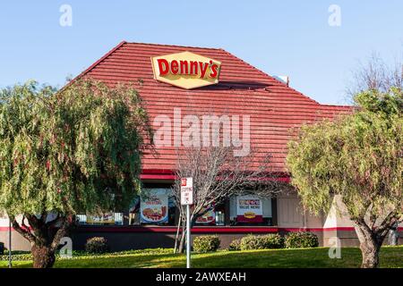 2 févr. 2020 South San Francisco / CA / USA - Denny's situé dans la région de la baie de San Francisco; Denny's est un restaurant américain de style salle à manger Banque D'Images