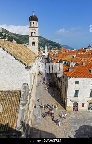 En regardant vers le Stradum dans la vieille ville, Dubrovnik, Croatie Banque D'Images