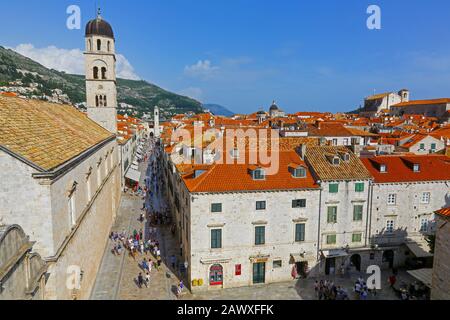 En regardant vers le Stradum dans la vieille ville, Dubrovnik, Croatie Banque D'Images