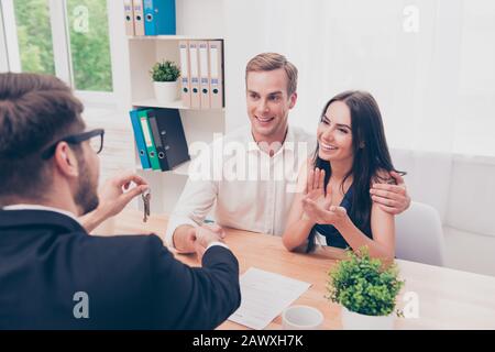 Portrait de la famille heureuse de parvenir à un accord avec l'agent immobilier Banque D'Images