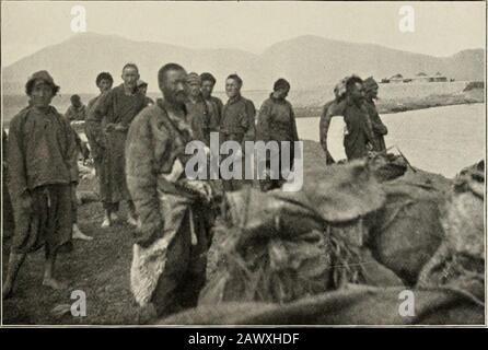 Après des moutons sauvages dans l'Altaï et la Mongolie; . avoir à retourner et abandonner les Muss-Taouchain-Grounds. N'ayant pas de bateau portable avec nous, le seul plan était de nous construire un radeau d'un peu. Littledale avait eu une certaine expérience du thiskind pendant son voyage à travers le Tibet, et décidque nous devrions utiliser nos bâtons de lit de sable blanc étanches à cette fin. À notre Kalmuksamazement, nous nous sommes donc mis à travailler. Little Tabaa été le premier à comprendre ce que nous étions et, avec Cristo, Gabriel et Nicholas, grandeur a contribué à assurer le succès. L'autre menregardait passivement, Banque D'Images