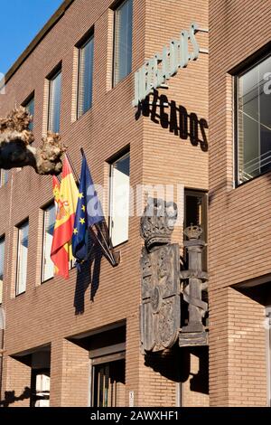 Ponferrada, Espagne - 8 janvier 2020: Façade du bâtiment des tribunaux à Ponferrada, Leon, Espagne, le 8 janvier 2020. Armoiries officielles de l'Espagne. Banque D'Images