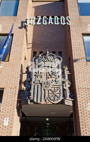 Ponferrada, Espagne - 8 janvier 2020: Façade du bâtiment des tribunaux à Ponferrada, Leon, Espagne, le 8 janvier 2020. Armoiries officielles de l'Espagne. Banque D'Images