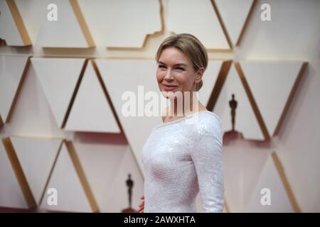 (200210) -- LOS ANGELES, 10 février 2020 (Xinhua) -- Renee Zellweger arrive pour le tapis rouge des 92ème Academy Awards au Dolby Theatre de Los Angeles, aux États-Unis, le 9 février 2020. (Xinhua/Li Ying) Banque D'Images