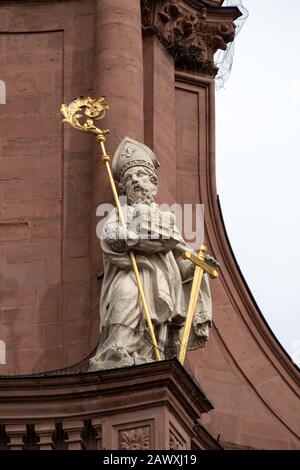 Wurzburg, ALLEMAGNE - 07/08/2019: Statue de Saint Burchard de Wurzburg sur la façade de la Nouvelle Collégiale Banque D'Images