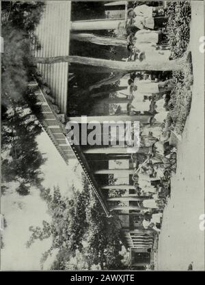 Terres du Pacifique oriental ; Tahiti et les îles Marquises . ecadence de la course tahitienne. Il est très curieux que les Tahitiens, comme les voisins de theirawaïens, semblent préférer construire des théirmarais ou des lieux de bouring des morts notables, et de leur ahu-rai, ou des autels au Neptune polynésien, sur des promontoires et des cornes jutting de terre. Le quartier de TheTai-Arapu est plein de ces reliques du passé, situé principalement sur les points ou les promontoires. Les élections municipales ne sont pas exemptes de suscionof manoeuvres ombragées. Témoin du cas des électeurs de la Makatea, où quelque 450 voix ont été moins polies d'une population Banque D'Images