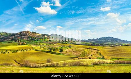 Casale Marittimo vieux village en pierre dans la Maremme et paysage de campagne. Pise Toscane, Italie Europe. Banque D'Images