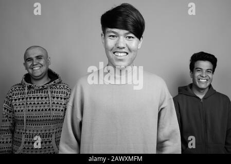 Portrait de trois jeunes hommes asiatiques ensemble Banque D'Images