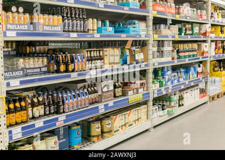 Kiev, Ukraine. 8 février 2020 boissons Alcoolisées sur les étagères d'un magasin. Le concept de l'alcoolisme et de la dépendance à l'alcool. Banque D'Images