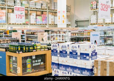 Kiev, Ukraine. 8 février 2020 Étagères avec bouteilles d'alcool dans le supermarché. Le concept de l'alcoolisme et de la dépendance à l'alcool. Banque D'Images