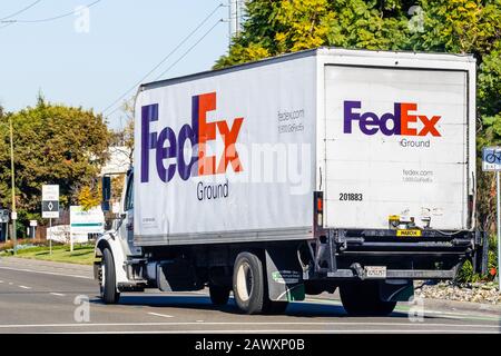 7 févr. 2020 San Jose / CA / USA - livraison de camions FedEx dans la région de South San Francisco Bay Banque D'Images
