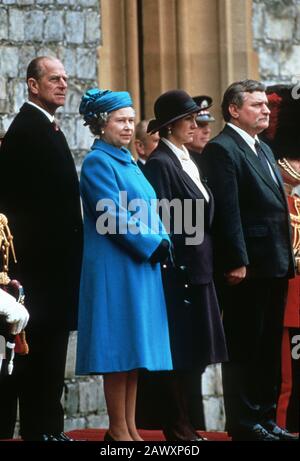 (À gauche) le duc d'Édimbourg HRH, la reine Elizabeth II, souhaite la bienvenue à Lech Wałęsa, Mirosława Danuta Gołoś (à droite) lors de leur visite d'État en Grande-Bretagne, Windsor Cast Banque D'Images