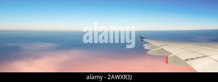 Aile d'avion et ciel avec espace de copie, bannière panoramique web, concept de voyage Banque D'Images