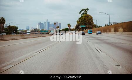 Los Angeles - 10 septembre 2019 : autoroute à Los Angeles vers le centre-ville Banque D'Images