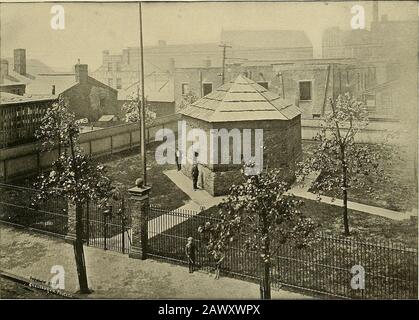 Grand Pittsburg . Hotel SCHENLEYCe splendide hôtel occupe un emplacement sur la Cinquième Avenue et le boulevard Grant, surplombant le magnifique parc Schenley. Il a été la maison temporaire de nombreux visiteurs distingués à Pittsburgh. Le bâtiment a été achevé en 1898, et il est complètement complet dans tous les détails.. Ancienne MAISON DE BLOC DE FORT DUQUESNETHIS relique de l'époque coloniale se dresse sur fort Street près du point. C'est tout ce qui reste du fort Duquesne, construit fay les Français en 1754. La célèbre Défaite de Brad-docks sur les rives du Monongahela a été soutenue par une armée britannique marchant pour capturer le f Banque D'Images