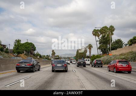 Los Angeles - 10 septembre 2019: Transport en voiture le long d'une route à los angeles vers le centre-ville Banque D'Images
