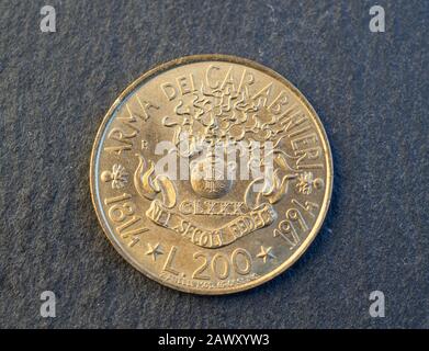 Pièce de 200 lires de la République italienne, publiée en 1994, 180ème anniversaire du Carabinieri. Fond sombre Banque D'Images