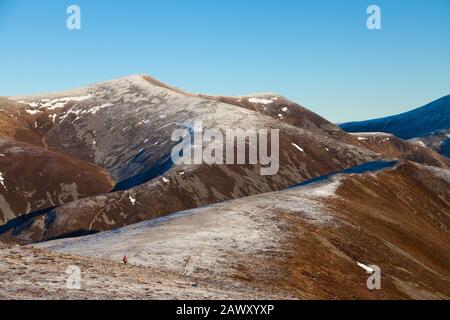 En regardant le sommet de Braigh Coire Chruinn-bhalgain dans la gamme Beinn a ghlo. Banque D'Images