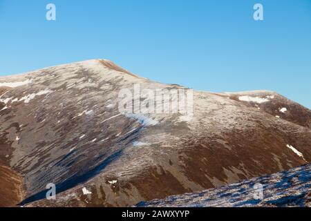 En regardant le sommet de Braigh Coire Chruinn-bhalgain dans la gamme Beinn a ghlo. Banque D'Images