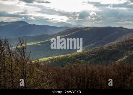 Spectaculaire vue de couleur d'automne sur la chaîne de montagnes depuis le pic de Shipka, la montagne Stara Planina dans le centre de la Bulgarie, vue depuis le mémorial de Shipka. Sensation de Moody, rayons de soleil, orientation horizontale Banque D'Images