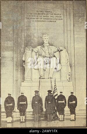 Statues du Mémorial Abraham LincolnLincoln . La statue française de Daniel Chester jo Lincolnphoto de International News. Couleur garde des marins et des marines debout à l'attention de Daniel Chester Frenchs puissant statued'Abraham Lincoln à Washington. LE GRAND EMANCIPATOR Banque D'Images