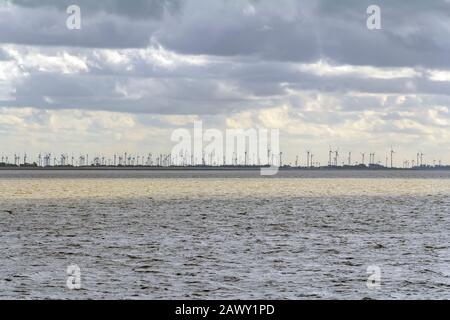 Paysage côtier comprenant un parc éolien éloigné près de Neuharlingersiel en Frise orientale, Allemagne Banque D'Images