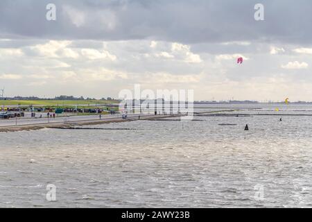 Paysage côtier incluant quelques kitesurfers près de Neuharlingersiel en Frise orientale, Allemagne Banque D'Images