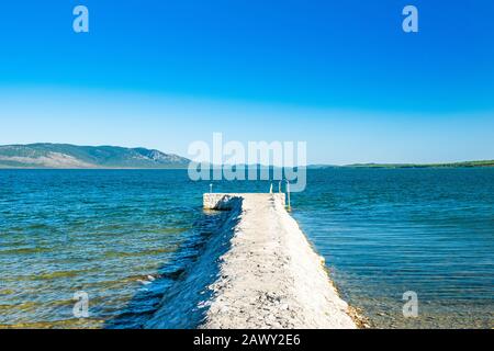 Jetée dans le parc naturel du lac Vrana (Vransko jezero), Dalmatie, Croatie Banque D'Images