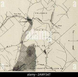 Rapport sur la production, la technologie et les utilisations du pétrole et de ses produits . Carte DE LA RÉGION PÉTROLIÈRE DU VOLCAN DE VIRGINIE OCCIDENTALE MONTRANT les développements jusqu'à l'année 1882 CARTE IV. L'HISTOIRE NATURELLE DU PÉTROLE. 51 structure de la veine, nous constatons qu'elle est déposée dans de grands melons ronds, de un à trois pieds de diamètre ui. Les couches supérieures sont fortement chargées de fer, montrant, lorsqu'elles sont exposées au temps, un jaune très rouillé. Une caractéristique particulière des boglers porteurs de minerai istre leur formation dans des couches concentriques régulières. Si l'un d'eux est brisé à travers le centre vous pouvez voir, à partir du centre Banque D'Images