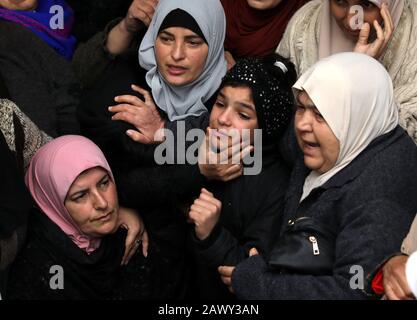 8 Février 2020: Cisjordanie, Palestine. 09 Février 2010. Les bourneurs portent le corps de Badr Nafla palestinien dans le village de Qaffin dans le district de Tulkarem en Cisjordanie. Bader Nidal Nafla Harha, 19 ans, a été prononcé mort peu après avoir été abattu et grièvement blessé par les troupes israéliennes lors de manifestations près du village de Qaffin, dans le nord de la Cisjordanie, vendredi soir. Des protestations ont éclaté contre le président américain Trump « œDeal du Centuryâ€ » et l'annexion des colonies israéliennes en Cisjordanie. Badar Nafla est la quatrième jeunesse palestinienne à être tué ces derniers jours depuis Trumpâ€™s Banque D'Images