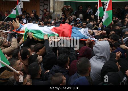 8 Février 2020: Cisjordanie, Palestine. 09 Février 2010. Les bourneurs portent le corps de Badr Nafla palestinien dans le village de Qaffin dans le district de Tulkarem en Cisjordanie. Bader Nidal Nafla Harha, 19 ans, a été prononcé mort peu après avoir été abattu et grièvement blessé par les troupes israéliennes lors de manifestations près du village de Qaffin, dans le nord de la Cisjordanie, vendredi soir. Des protestations ont éclaté contre le président américain Trump « œDeal du Centuryâ€ » et l'annexion des colonies israéliennes en Cisjordanie. Badar Nafla est la quatrième jeunesse palestinienne à être tué ces derniers jours depuis Trumpâ€™s Banque D'Images