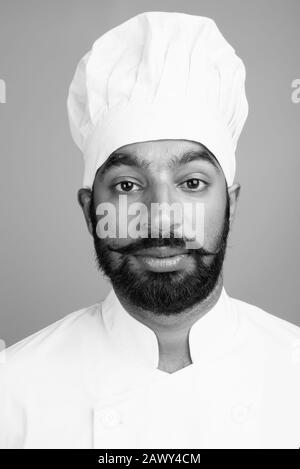 Portrait de jeune homme indien barbu comme chef Banque D'Images