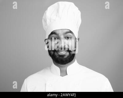 Portrait de jeune homme indien barbu comme chef Banque D'Images