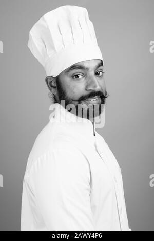 Portrait de jeune homme indien barbu comme chef Banque D'Images
