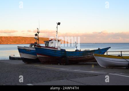 Vieux Coble Boats on Coble Landing - bord de mer de Filey - Brigg de Filey, ciel bleu et mer du Nord calme - Yorkshire du Nord Royaume-Uni Banque D'Images