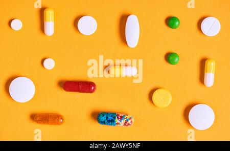 Médicaments colorés sur fond jaune plat horizontal plan tourné Banque D'Images