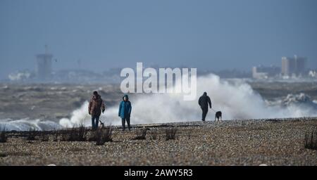 Shoreham UK 10 février 2020 - Walkers sur la plage de Shoreham dans Sussex comme la fin de la tempête Ciara souffle progressivement à travers la Grande-Bretagne après avoir battue la plupart du pays au cours du week-end : Credit Simon Dack / Alay Live News Banque D'Images