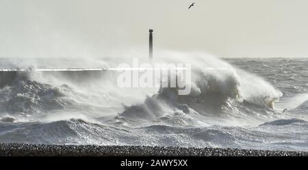 Shoreham UK 10 février 2020 - Waves crash à l'entrée du port de Shoreham dans Sussex comme la fin de la tempête Ciara souffle progressivement à travers la Grande-Bretagne après avoir battue la plupart du pays au cours du week-end : Credit Simon Dack / Alay Live News Banque D'Images