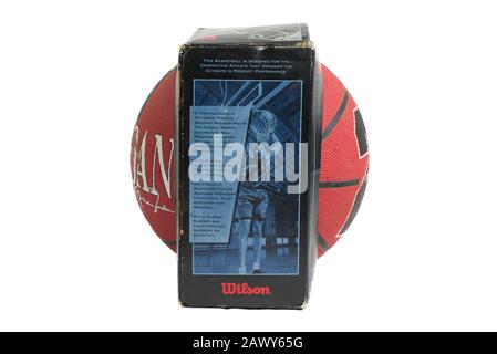 Dayton, OH- 28 janvier 2020: Profil latéral d'un ballon de basket Wilson portant un jeune Michael Jordan Banque D'Images