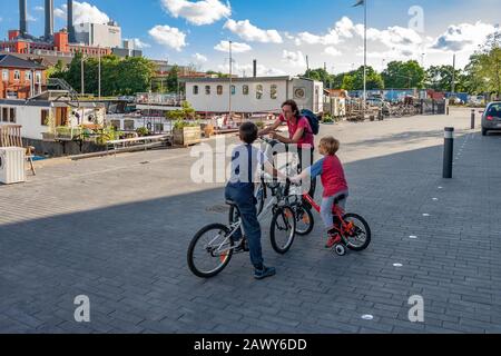 mère et enfants sur bicyclettes Banque D'Images