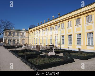 Jardin et aile de bâtiment dans la capitale européenne de Varsovie, Pologne Banque D'Images