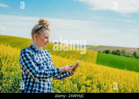 Agriculture Farmer Utilisant La Tablette Numérique Examiner Les Cultures Banque D'Images