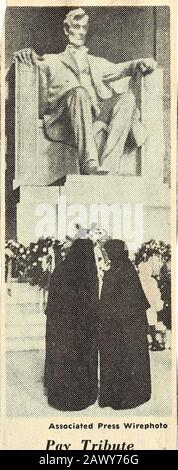 Statues du Mémorial Abraham LincolnLincoln . LA STATUE HÉROÏQUE DE LINCOLN, 20 PIEDS. HAUT ET PESANT 175 TONNES, DANS LE LINCOLN MEMORIAL À WASHINGTON. Henry Bacon Daniel Chester Architecte français sculpteur Sculpté à partir DE MARBRE DE GÉORGIE • le marbre de Géorgie a été choisi pour cette figure colossale parce que dans l'esprit de l'architecte et du sculpteur, il a caractérisé la robustesse, les caractéristiques dominantes et la pureté parfaite de l'homme dépeint. LA GÉORGIE MARBRE CO.TATE, GA.. Rendre Hommage À Deux religieuses et à d'autres vis*itors ont payé un trib-ute d'anniversaire mardi à AbrahamLincoln, en visitant sa statue à perles fleuries Banque D'Images